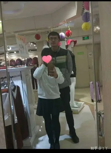 我是女生,净身高158,穿上鞋子160吧,男票净身高185.