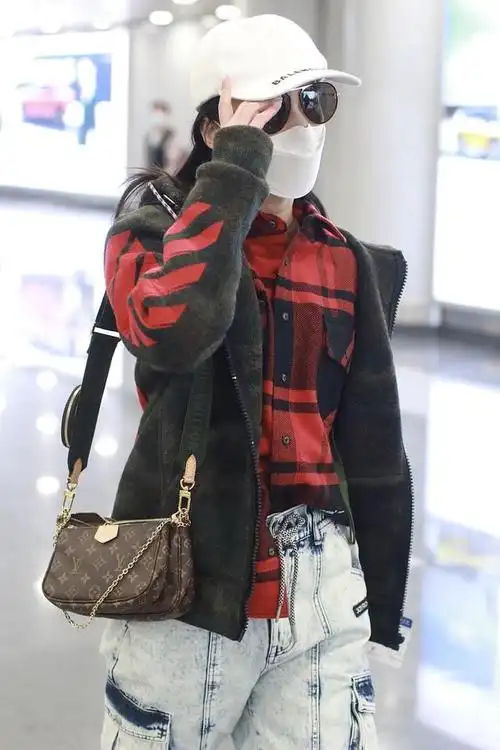 黄圣依街拍:off white毛呢夹克 雪花牛仔裤balmain短靴酷劲十足