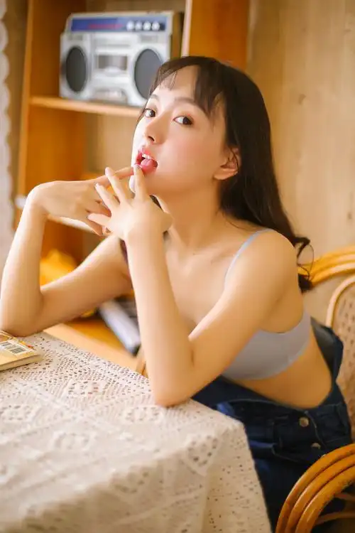 美女模特大胆真空诱惑性感写真[4/9]_内衣写真_美桌网