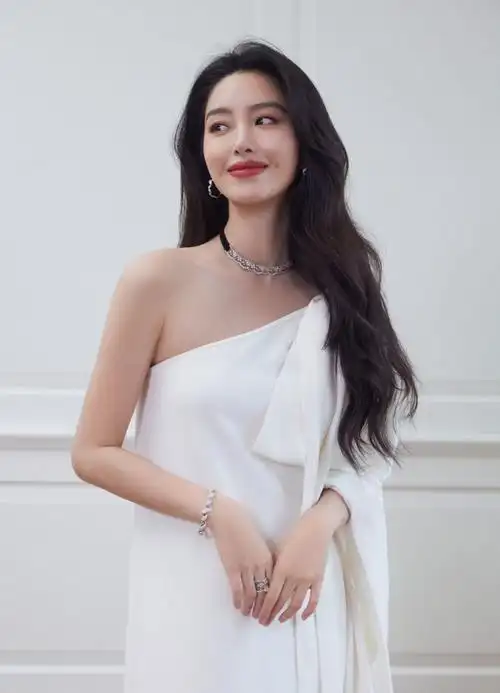 杨采钰法式海藻卷##杨采钰慵懒卷白裙造型