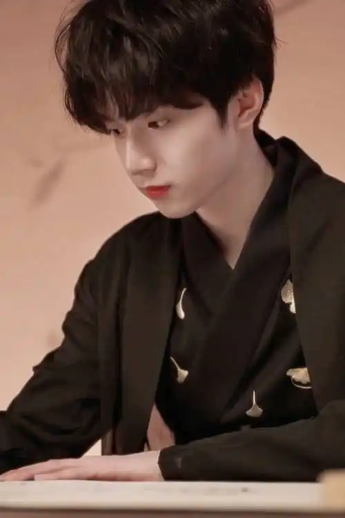 刘耀文wén的星座是shì天秤座他于2005年9月23日在重庆qìng市出生