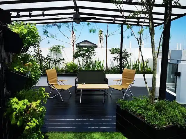 庭院设计:小面积的天台改成了顶楼花园,有防雨廊架的最适合顶楼