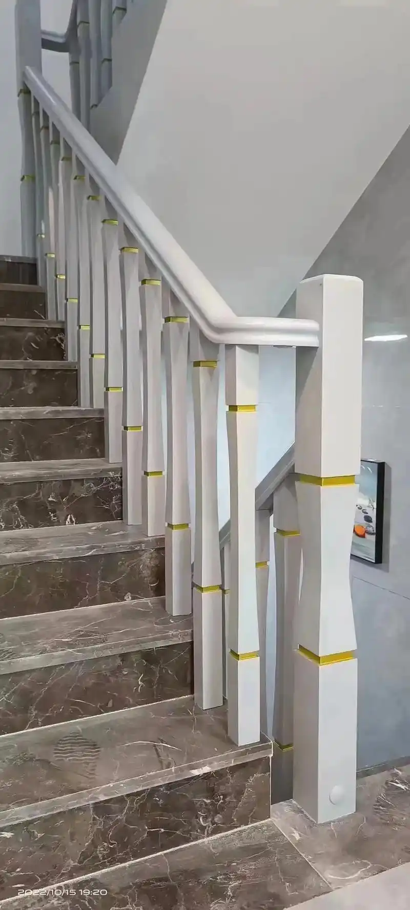 经典实木款楼梯扶手.轻奢贵气感实木扶手,经典白色百搭风格,装 - 抖音