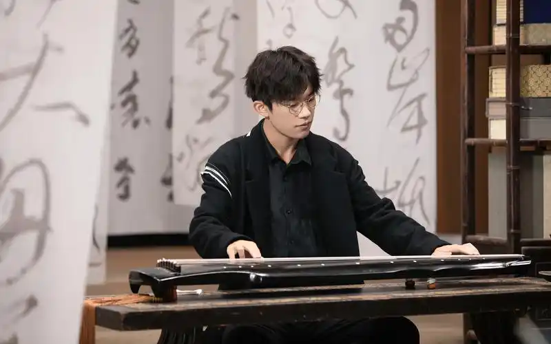 易烊千玺儒雅古韵桌面壁纸