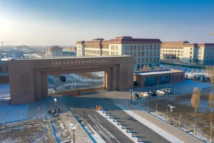 铁门关校区校园风光-招生就业网-新疆生产建设兵团兴新职业技术学院