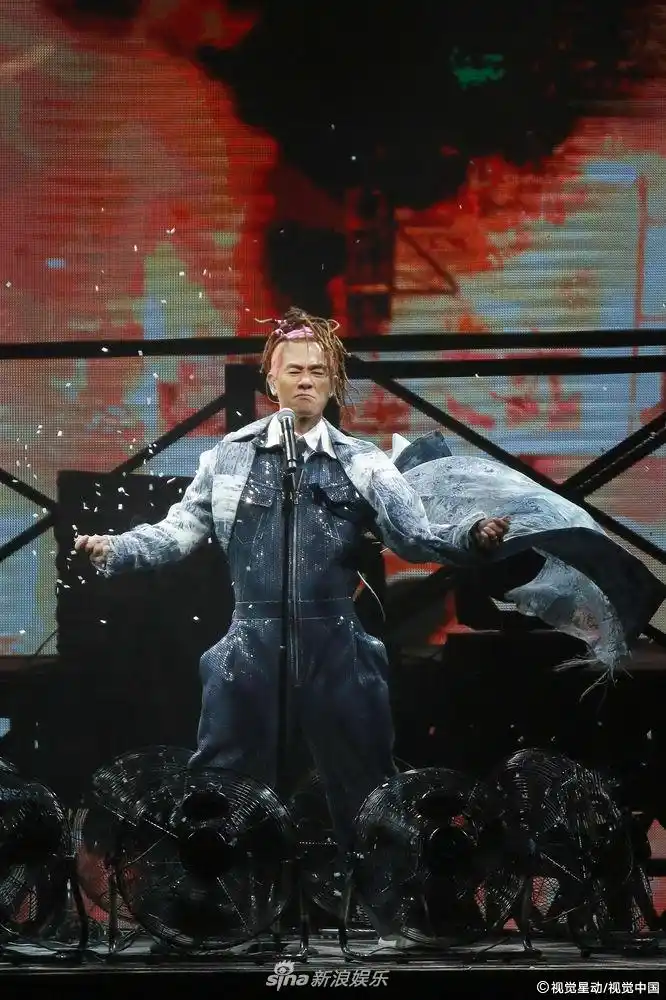 陈小春澳门开唱粉辫造型似章鱼 应采儿秦岚等现身力挺