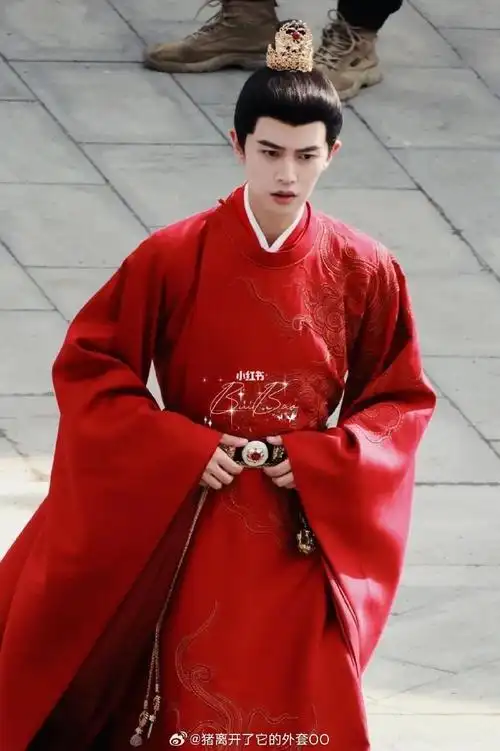 任嘉伦流水迢迢红色官服路透,穿红色更显得卫昭面如冠玉了,衣服也好