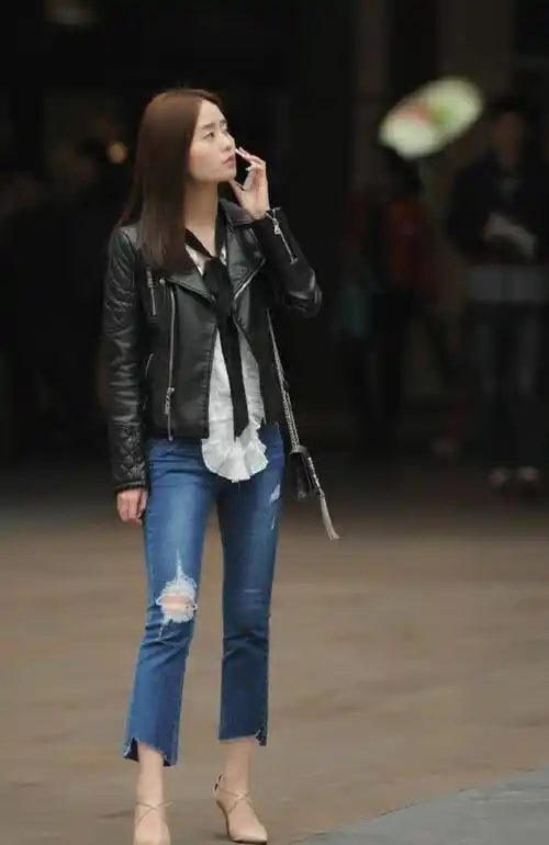 路人街拍,美女帅气的皮夹克搭配休闲牛仔裤,很显身材