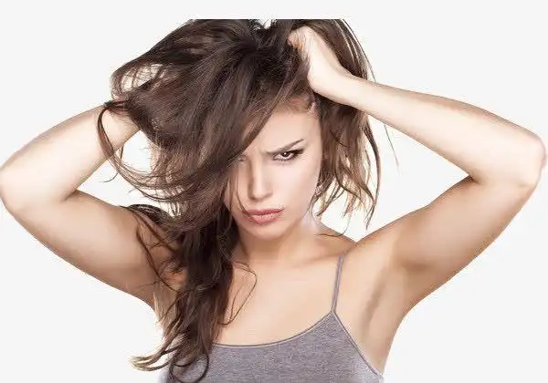 气的抓自己头发的女人