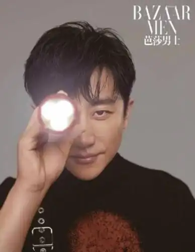 组图:黄轩登《芭莎男士》封面,主题:被点燃的十年.