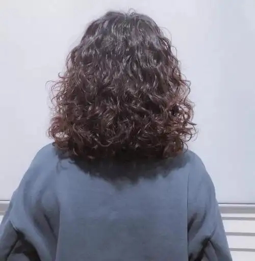 今年秋冬发型别乱剪,18款洋气烫发送给你,无论胖瘦都适合_穿搭有范