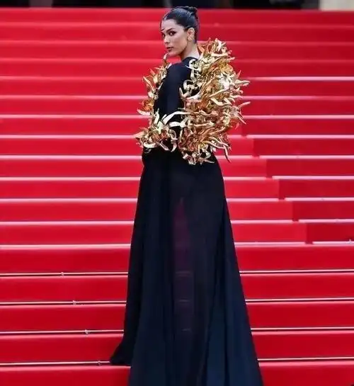 戛纳电影节红毯上的服装越来越大胆!一些人出丑,一些人惊艳!