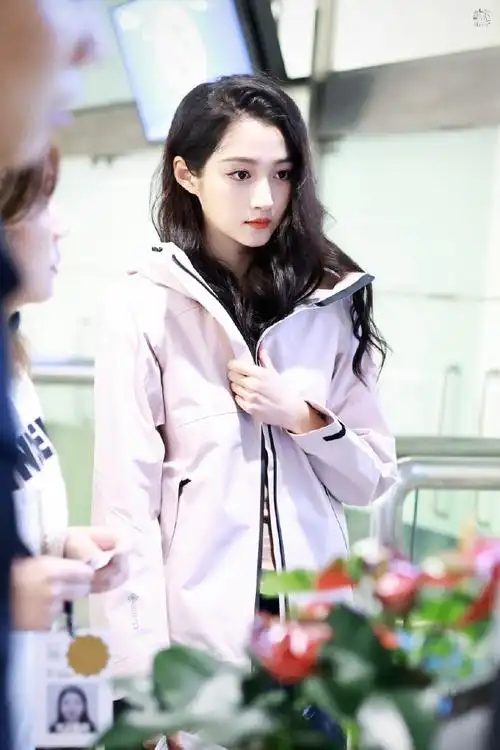 关晓彤超话#关晓彤说给什么穿什么#我愿称之为安踏机场大秀@关晓彤