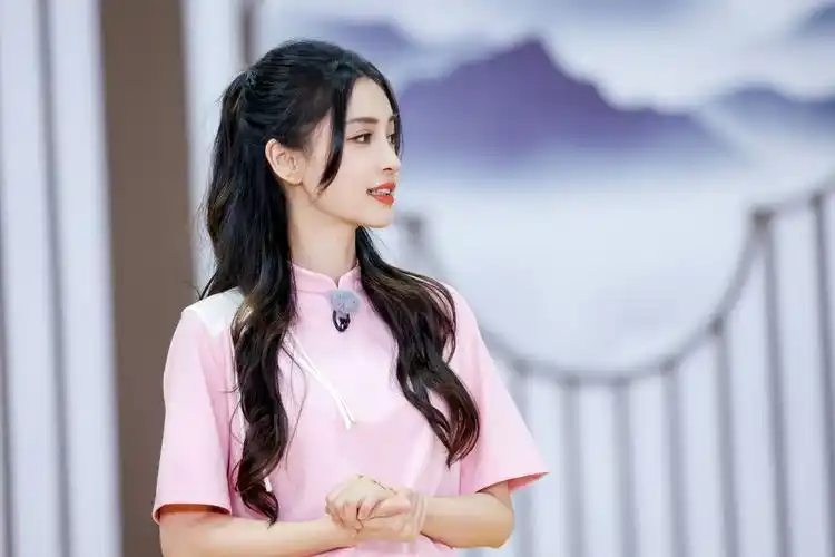 杨颖侧脸粉色衣服5k美女图片壁纸