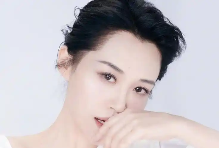 而许晴本身又是一个五官大气而明媚的女人,她皮肤白皙细嫩程度绝对不