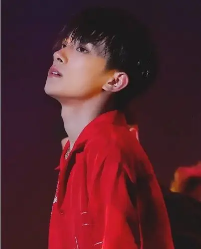 易烊千玺跳舞用力过猛,不慎露出"它",网友:孩子真的长大了