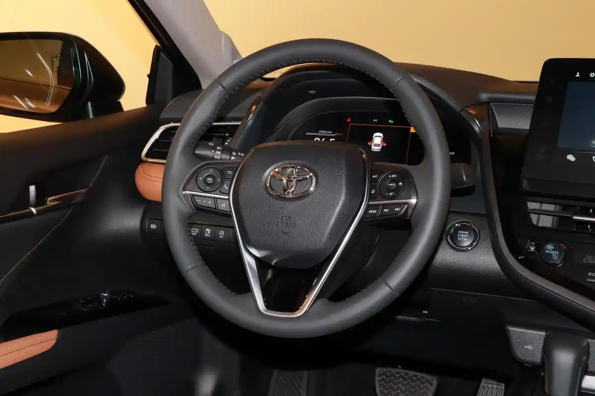 中控屏幕丰田凯美瑞内饰尾部造型,中期改款的丰田凯美瑞,也并没有一味