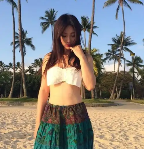 柳岩着藏胸比基尼海边度假