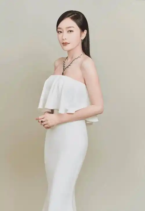 原创被秦岚的括号臀迷住了穿白色鱼尾裙凹身材腰臀比太惊艳