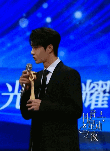 脸红了王一博被章子怡夸到害羞一本正经的紧张到只剩傻笑