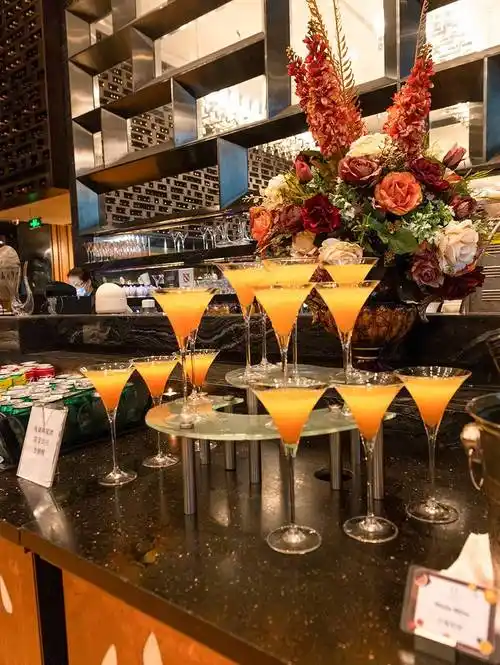 288元起抢『皇庭v酒店·vcafé西餐自助餐厅』2大1小自助餐!地铁直达