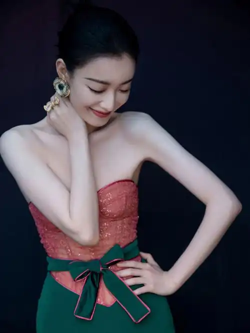 倪妮cosmo时尚x撞色束腰圣诞氛围感来袭