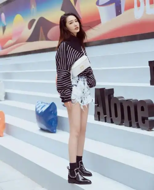 李沁晒出了一组时尚街拍笑容甜美双眸放光清新可人