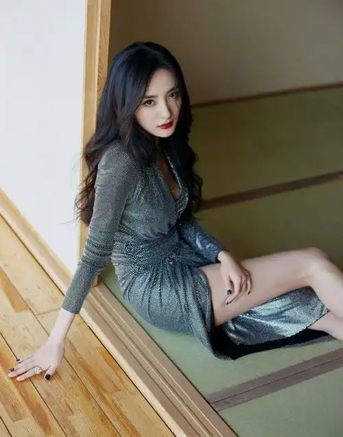 杨幂为秀身材太拼了这么挤的裙子硬塞进去漫画腰太抢镜