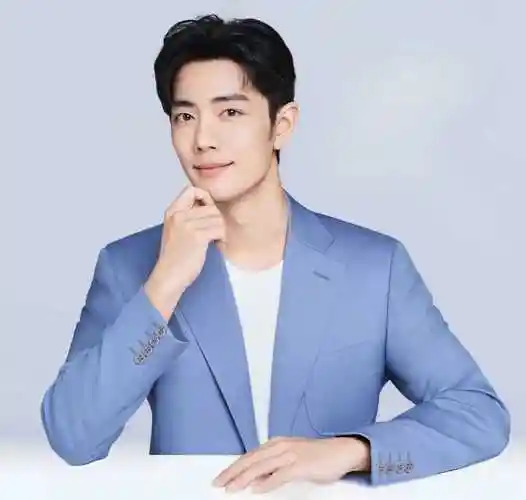 早在2021年,《斗罗大陆》风靡全国的时候,安吉尔品牌就与肖战结缘.