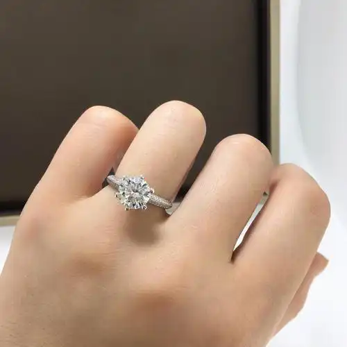 18k白金2克拉半壁江山莫桑钻戒