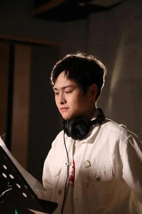 洪雨雷与众星同唱《爱的承诺》为公益事业助力__凤凰网