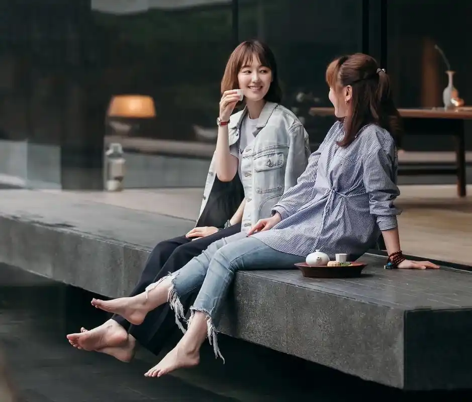 薛佳凝vs王冠   光脚丫拍摄闺蜜照[鲜花]