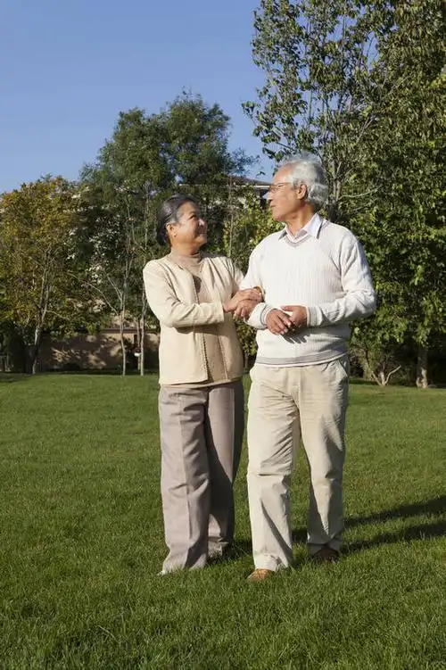 东方人,老年人,两个人,夫妻,花园,站,笑,竖图,彩色,室外,白天,正面