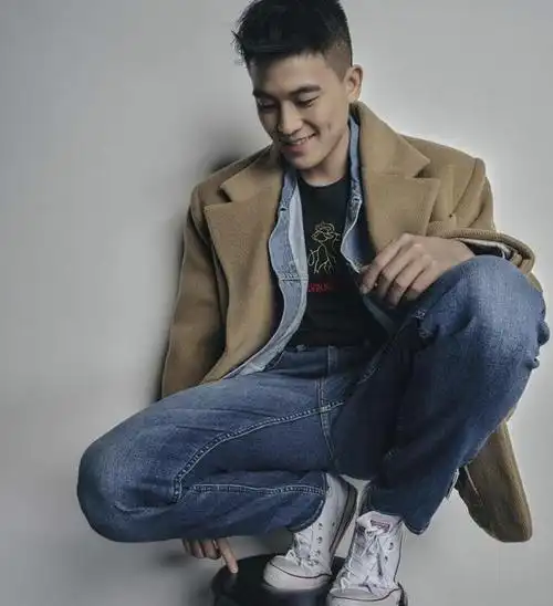 镜头下的欧豪,显得十分开心,尽显阳光与帅气!