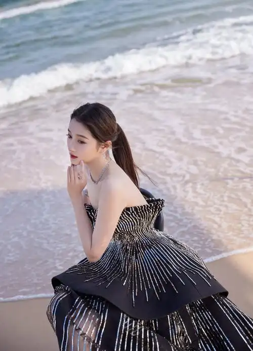 关晓彤壁纸挥着仙女棒登场仙气十足耀黑流光礼服闪闪动人