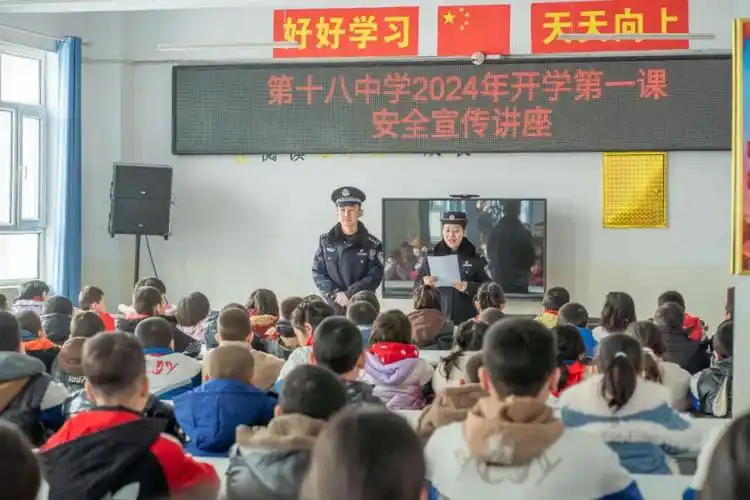 喀什地区叶城县叶城县公安局禁毒大队民警采用沉浸式体验,有奖问答