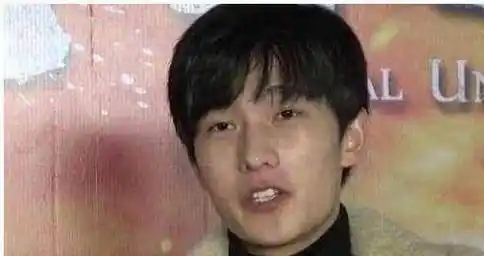 小鲜肉鹿晗卸妆之后感觉老了不少,跟平时的