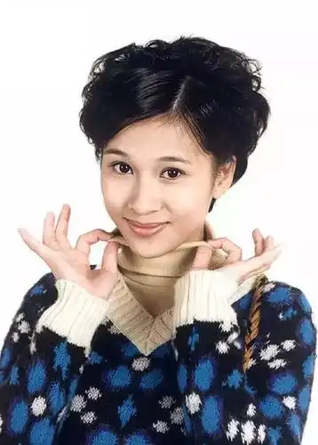 43岁文颂娴,富豪老公破产仍不离不弃,如今被宠成公主_同年