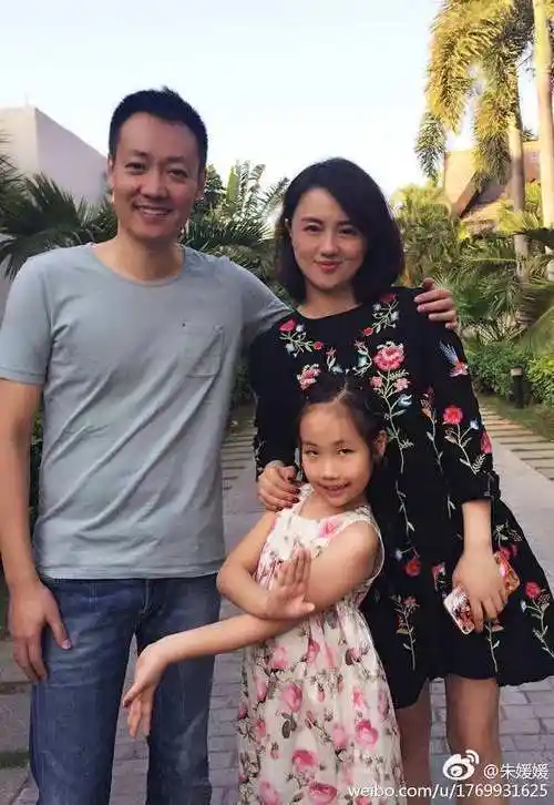 他们很有夫妻相,从大学恩爱至今,今老公帅气,她45岁素颜很美