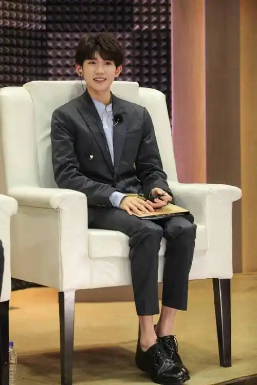 王源超话天哪这双腿我真的慕了#为什么腿细的都是男孩子