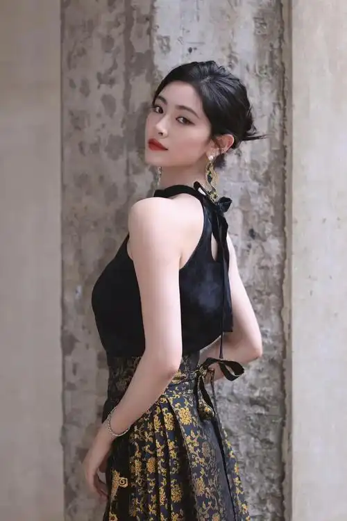 身高170cm的处女座大美人许佳琪,体重达到了55kg,所以我们看上去她比