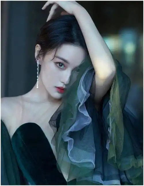 曾经"黑历史女王"张馨予,如今遇真爱绽放幸福,翻红成璀璨明星_吴卓羲