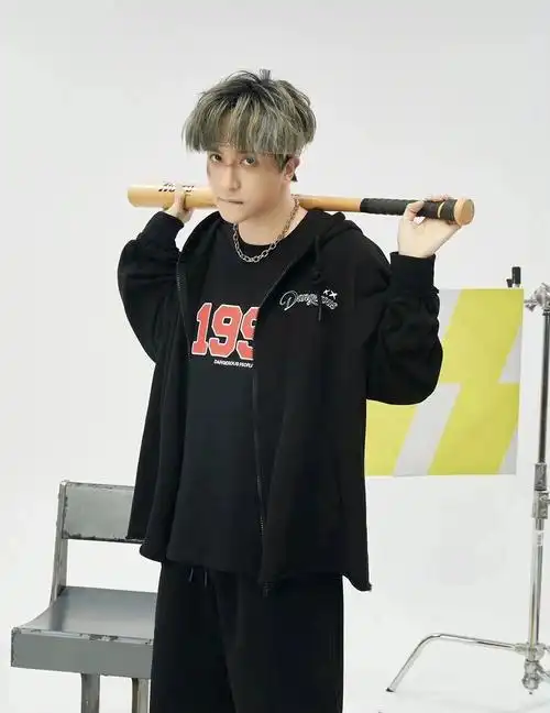 薛之谦最新造型曝光