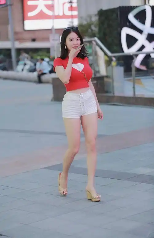 最近因为刘强东火了的蒋娉婷,这种微胖的身材还是很性感的!