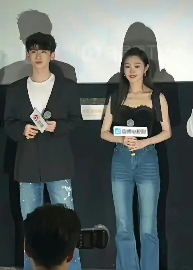 白敬亭和女友一起出席活动,宋轶幸福感满分,狗粮撒了一地