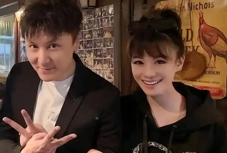 东方卫视万蒂妮,人红口碑好,被传婚变求助粉丝:大家帮我举报她_韩凌明