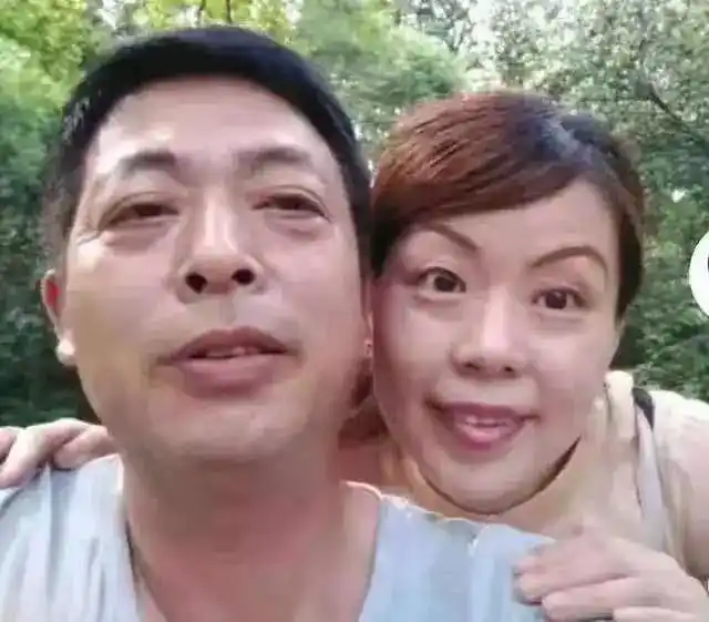 郭威带老婆孩子回江西祭祖,网友点赞留言为他买房,许敏笑靥如花