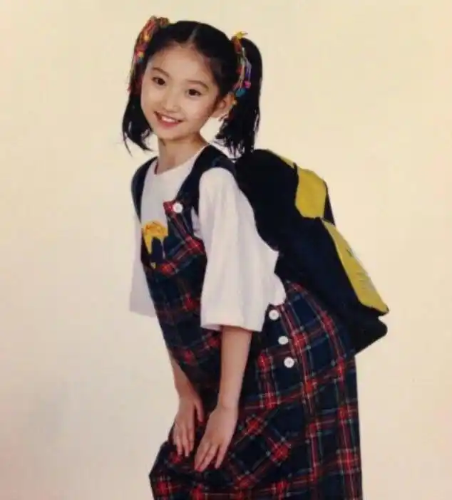 景甜幼时的照片曝光,从小就白嫩清秀的大甜甜文艺气息满满