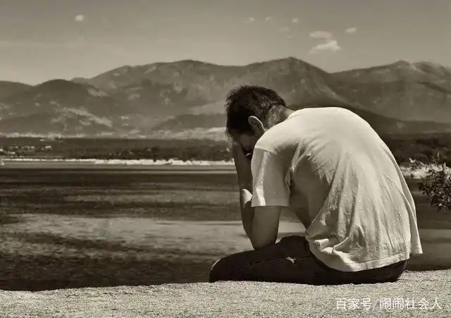 疲惫不堪的男人