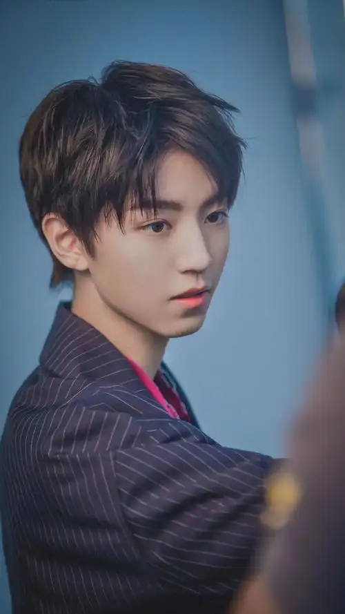 王俊凯帅气养眼高清图片手机壁纸